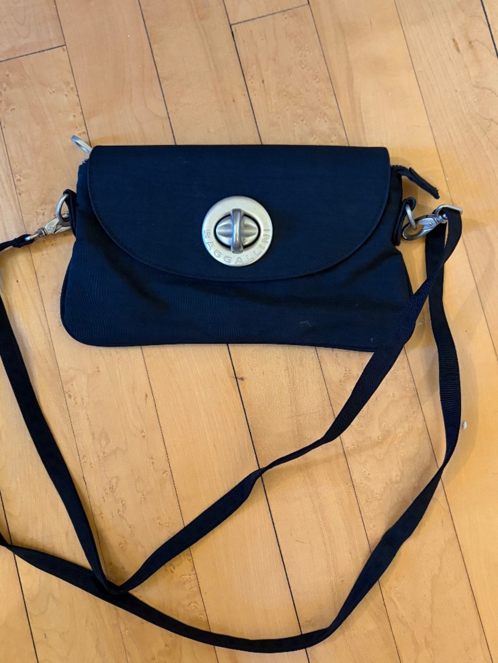 Baggallini Calais Black Crossbody Bag Purse Wristlet Turn Lock Nylon Travel